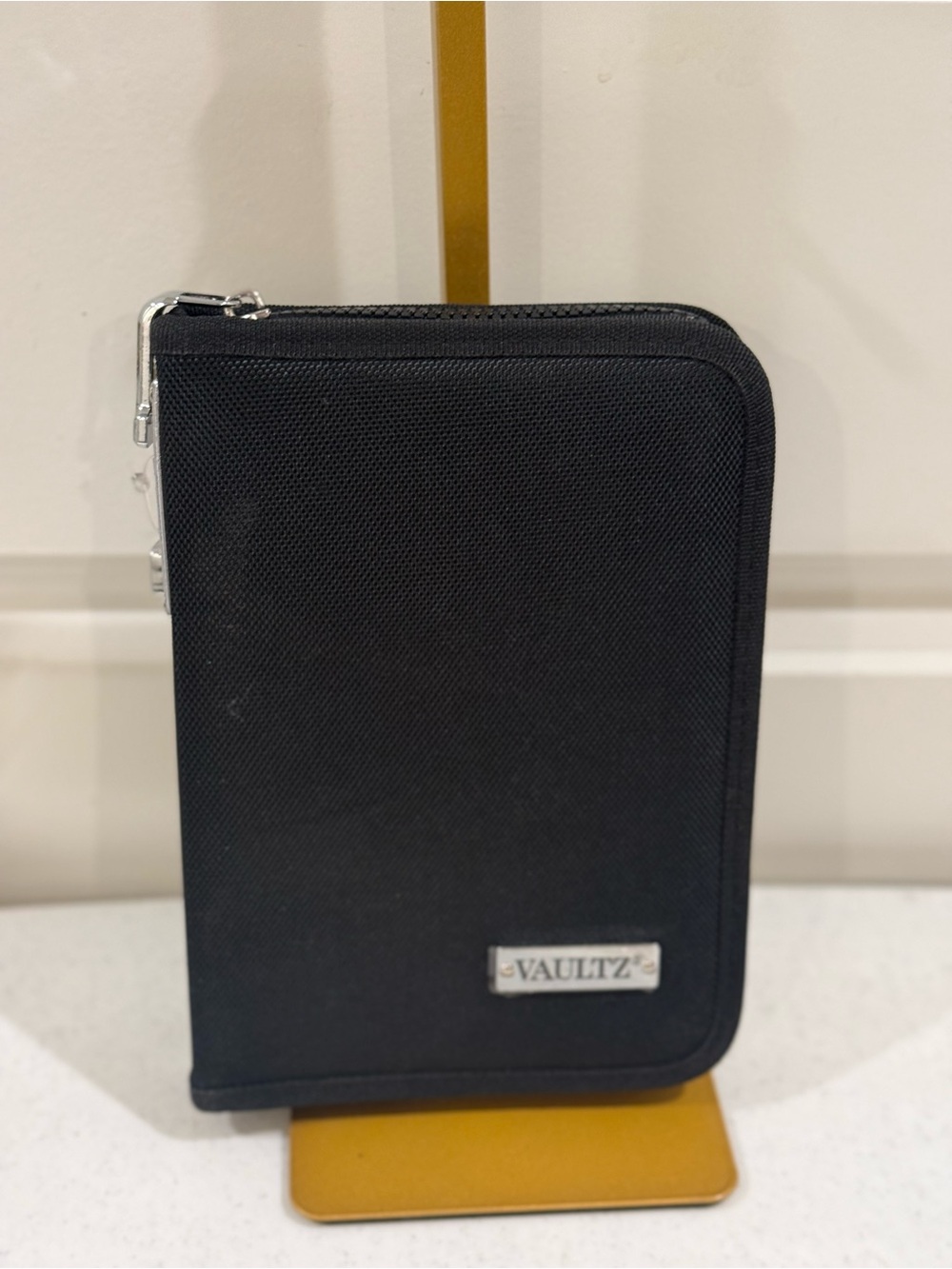 NEW Vaultz Locking Tablet Case ~ Great for Travel